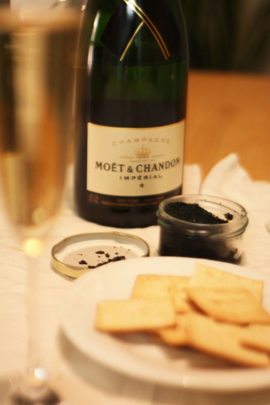 Le caviar a toujours été associé au champagne